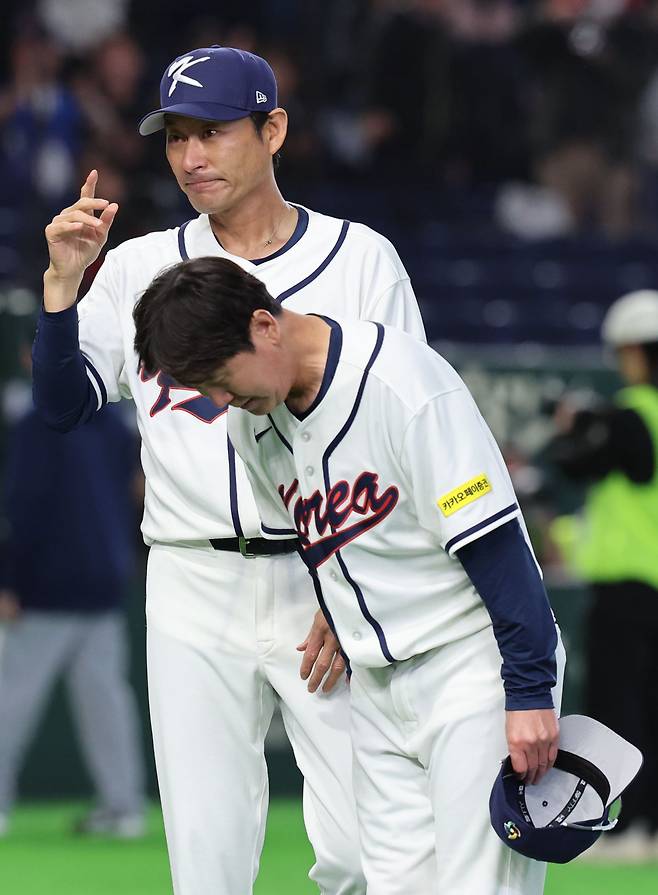류지현 WBC 야구대표팀 감독(앞)이 5일 일본 도쿄돔에서 열린 2026 WBC C조 본선 1라운드 체코전에서 11-4로 승리한 뒤 팬들에게 감사 인사를 하고 있다. 도쿄|뉴시스