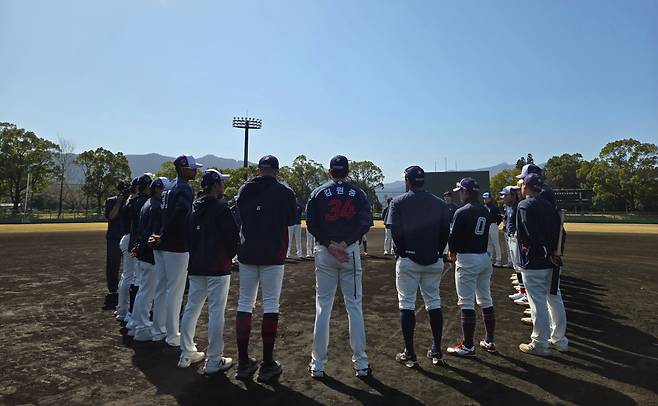 롯데 선수단이 4일 일본 미야자키 타노 스포츠파크에서 마지막 훈련을 마치고 미팅을 하고 있다.  롯데자이언츠 제공