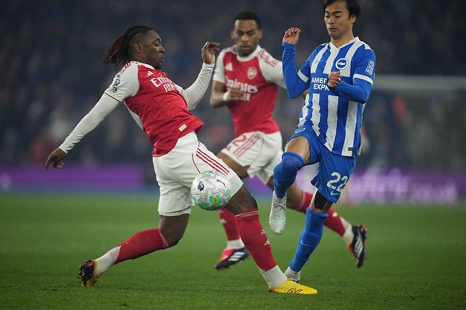 브라이턴 미토마가 5일 아스널전에서 에단 은와네리와 볼경합을 하고 있다. AP연합뉴스