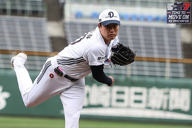 두산 이영하가 2월26일 일본 미야자키 산마린 스타디움에서 열린 롯데와의 구춘대회에 선발 등판해 투구하고 있다. 두산베어스 제공