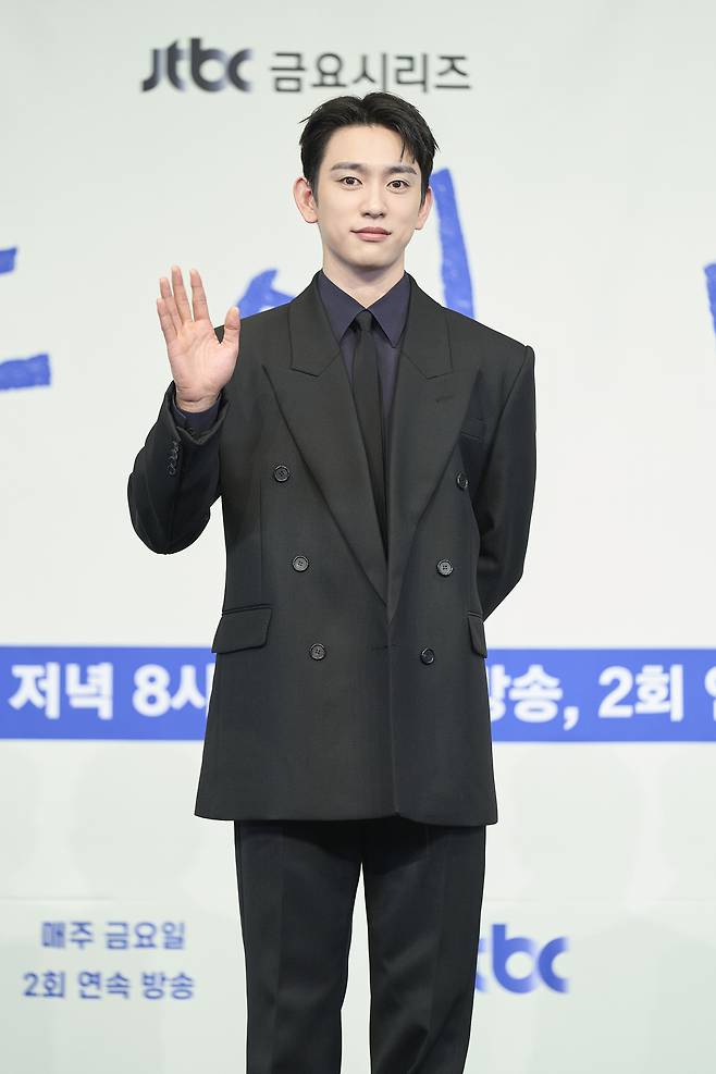 박진영이 5일 서울 구로구 더링크 서울 호텔에서 진행된 JTBC 금요시리즈 ‘샤이닝’ 제작발표회에서 포즈를 취하고 있다. JTBC 제공