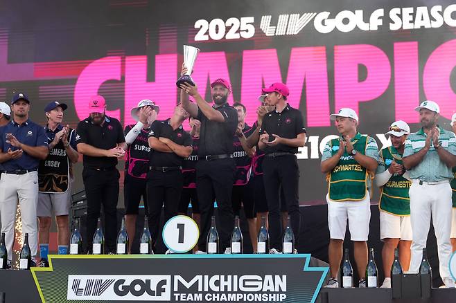 존 람이 지난해 8월 25일 열린 LIV 골프 팀 챔피언십에서 우승한 뒤 자신의 리전13 동료들과 함께 시상대에 올라 우승 트로피를 들어올리고 있다. 게티이미지코리아