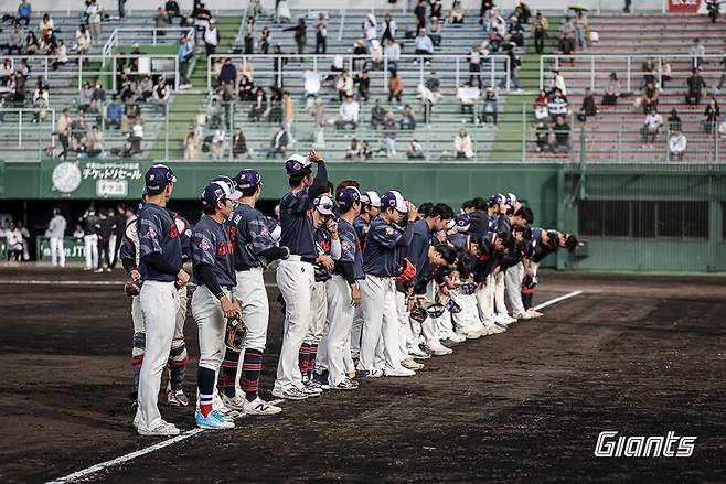 ▲ 자매구단 치바롯데 마린스와 연습경기에서 승리한 뒤 일본까지 응원을 온 팬들을 위해 인사하고 있는 롯데 자이언츠 선수단 ⓒ롯데 자이언츠