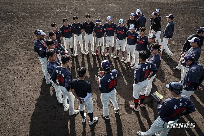 ▲ 23일 요미우리 자이언츠 2군과 연습경기에서 2-11로 무기력하게 패배한 뒤 롯데 자이언츠 선수단이 미팅을 진행하고 있다. ⓒ롯데 자이언츠