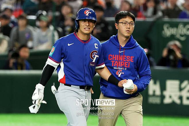 ▲ 대만의 프리미어12 우승 영웅 천제셴이 WBC 첫 경기에서 몸에 맞는 공으로 부상을 입었다. 대만에게는 큰 악재다.