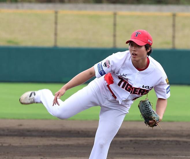 ▲ 오키나와 연습경기에서 씩씩하고 공격적인 투구로 KIA 관계자들의 기대를 모으고 있는 홍민규 ⓒKIA타이거즈