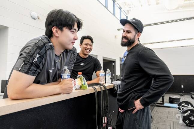 전 LG 외국인 투수 케이시 켈리(맨 오른쪽)가 2월 18일(한국시간) 미국 애리조나주 스코츠데일에서 열린 2026 LG 스프링캠프를 찾아 이민호(왼쪽), 정우영과 재회했다. /사진=LG 트윈스 제공