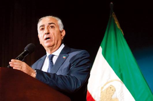 이란 왕정의 마지막 국왕이던 모하마드 레자 팔레비의 장남 레자 팔레비가 1월 16일(이하 현지 시간) 미국 워싱턴DC에서 기자회견을 하고 있다. 뉴시스