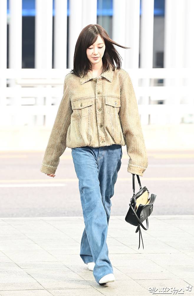 무심하게 든 백이 포인트