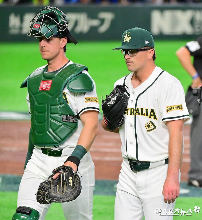 5일 오후 일본 도쿄돔에서 열린 2026 월드베이스볼클래식(WBC) C조 대만과 호주의 경기, 3회초 수비를 마친 호주 웰스가 퍼킨스와 대화를 나누고 있다. 도쿄, 김한준 기자