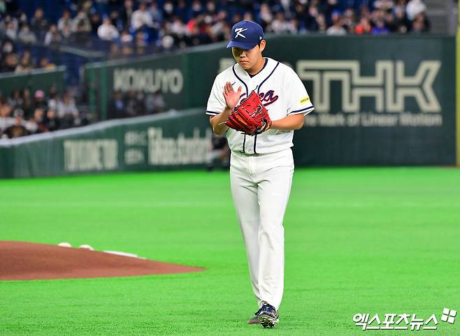 5일 오후 일본 도쿄돔에서 열린 2026 월드베이스볼클래식(WBC) C조 체코와 대한민국의 경기, 1회초 수비를 마친 한국 소형준이 더그아웃으로 향하고 있다. 도쿄, 김한준 기자