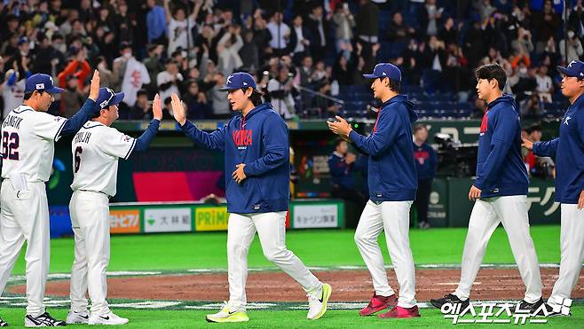 5일 오후 일본 도쿄돔에서 열린 2026 월드베이스볼클래식(WBC) C조 체코와 한국의 경기, 한국이 문보경의 만루 홈런과 위트컴의 연타석 홈런, 저마이 존스의 솔로 홈런에 힘입어 체코에 11:4로 승리하며 17년 만에 1차전 승리를 기록했다. 이날 경기에서 승리한 한국 류지현 감독이 선수들과 함께 기뻐하고 있다. 도쿄, 김한준 기자