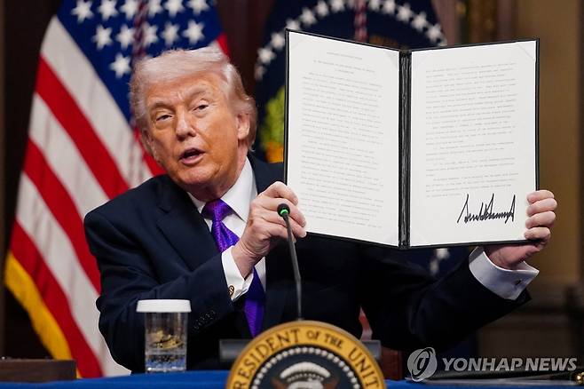 '요금 납부자 보호 서약' 서명한 트럼프 [로이터 연합뉴스]