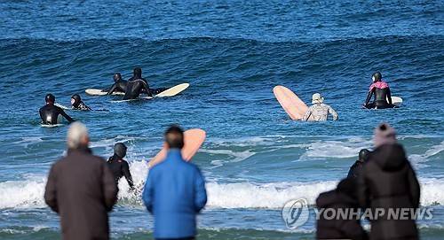 겨울 바닷가의 서퍼들     (양양=연합뉴스) 유형재 기자 = 4일 강원 양양군의 한 해변에서 서퍼들이 높은 파도를 기다리고 있다. 2026.1.4 
    yoo21@yna.co.kr
(끝)