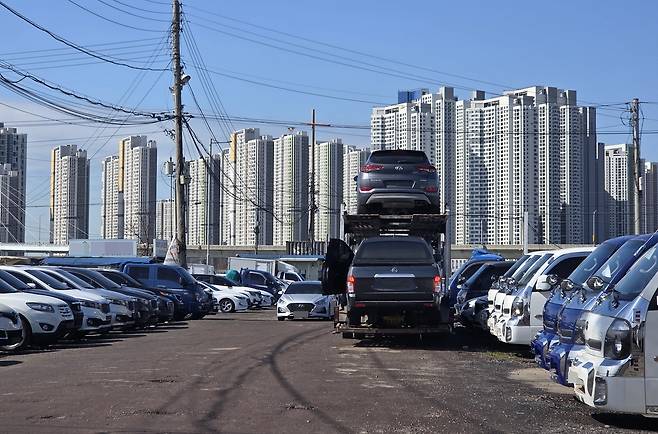 아파트 단지 앞 인천 중고차 수출단지 촬영 최은지.
