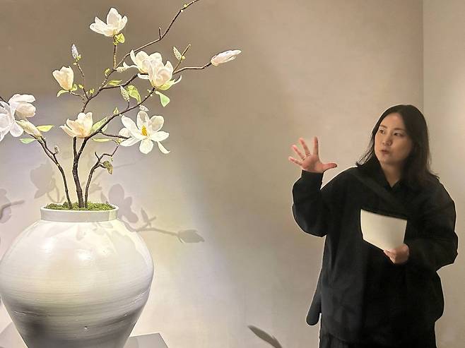 작품 설명하는 최은정 작가      (서울=연합뉴스) 김예나 기자 = 섬유 공예를 중심으로 작업해온 최은정 작가가 5일 서울 강남구 호림박물관 신사분관에서 열린 '금상첨화(錦上添花) - 비단 위에 더해진 봄꽃' 전시에서 작품에 관해 설명하고 있다. 2026.3.5
    yes@yna.co.kr