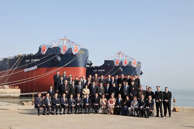 안종혁 한국수출입은행 전무(앞줄 오른쪽에서 첫 번째)와 김광호 대한조선 회장(앞줄 왼쪽에서 일곱 번째)이 5일 전남 해남 대한조선에서 열린 준대형 원유운반선 명명식에서 기념 촬영을 하고 있다. [수출입은행 제공]