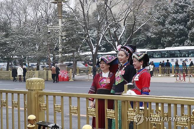 소수민족 의상 입은 전인대 대표들 (베이징=연합뉴스) 김현정 특파원 = 중국 최고 입법기관인 전국인민대표대회(전인대) 연례회의 개막식이 개최된 5일 베이징 인민대회당 앞에서 소수민족 의상을 입은 전인대 대표들이 기념 촬영하고 있다. 2026.3.5 hjkim07@yna.co.kr