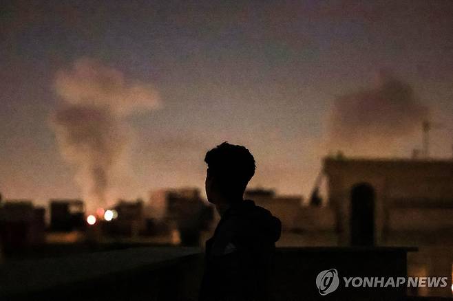 이란 수도 테헤란에서 공습으로 연기가 피어오르는 모습 [AFP=연합뉴스]