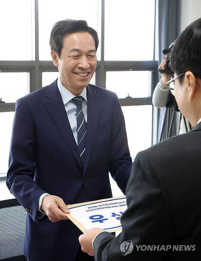 강원도지사 선거 예비후보 등록하는 우상호 (춘천=연합뉴스) 양지웅 기자 = 우상호 전 청와대 정무수석이 제9회 전국동시지방선거를 석 달여 앞둔 5일 강원 춘천시 강원특별자치도선거관리위원회에서 강원도지사 선거 예비후보에 등록하고 있다. 2026.3.5 yangdoo@yna.co.kr