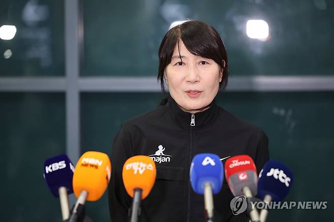 입장 밝히는 이도희 이란 여자배구 대표팀 감독 (영종도=연합뉴스) 서대연 기자 = 이도희 이란 여자배구 국가대표팀 감독이 5일 인천국제공항 제1여객터미널을 통해 귀국하며 입장을 밝히고 있다. 2026.3.5 dwise@yna.co.kr