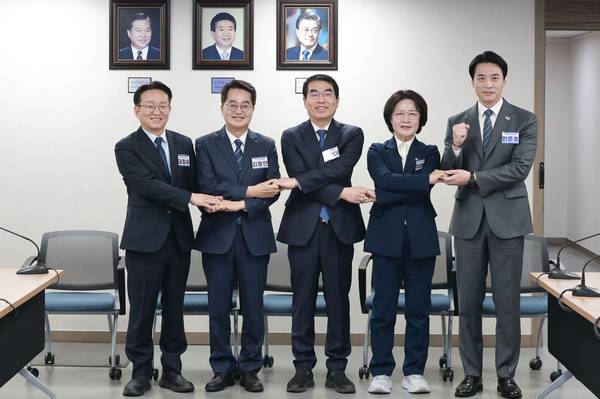 6·3 지방선거 경기도지사에 도전하는 더불어민주당 예비후보들이 24일 서울 영등포구 여의도 더불어민주당 중앙당사에서 열린 광역단체장 후보 면접에서 기념 촬영하고 있다.      왼쪽부터 더불어민주당 권칠승 의원, 김동연 경기도지사, 더불어민주당 양기대 전 의원, 더불어민주당 추미애·한준호 의원. 2026.2.24 /연합뉴스