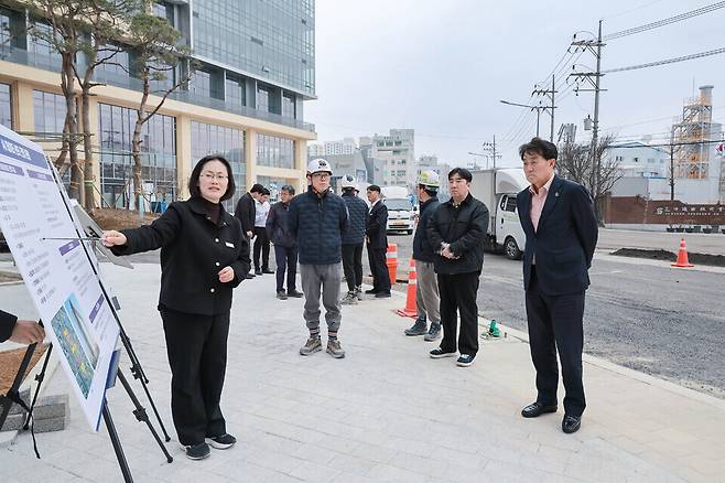 ▲ 하은호 군포시장이 지난 5일 관내 재건축 선도지구와 국도 47호선 지하화 사업장 등 핵심 사업장 을 집중 점검했다. 하 시장은 이번 점검을 통해 현장 중심의 신속한 사업 추진으로 시정 완성도를 높이겠다고 강조했다. /사진제공=군포시청