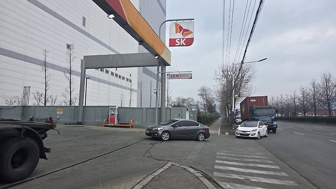 ▲ 6일 오후 3시쯤 인천 중구의 SK에너지(주)직영 남항주유소. 1ℓ당 보통 휘발유가 1725원로, 인천지역에서 가장 저렴하게 휘발유를 판매한 이곳엔 주유를 하러 온 차량들이 줄을 이었다.