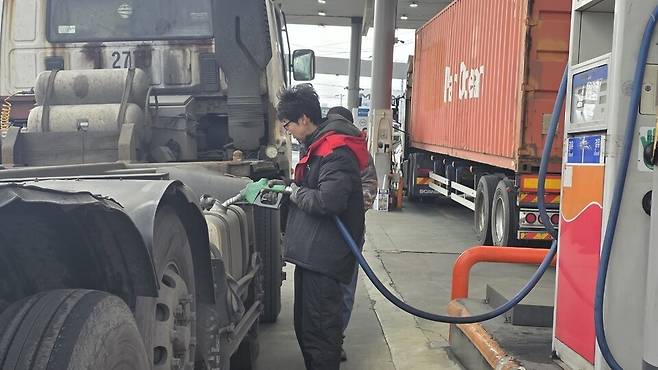 ▲ 6일 오후 3시쯤 인천 중구의 SK에너지(주)직영 남항주유소. 1ℓ당 보통 휘발유가 1725원로, 인천지역에서 가장 저렴하게 휘발유를 판매한 이곳엔 주유를 하러 온 차량들이 줄을 이었다.