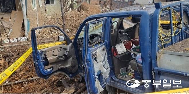 1년 전 공군기 오폭사고 현장 인근 지나는 포터트럭이 민가에 곤두박질 친 모습. 중부일보DB