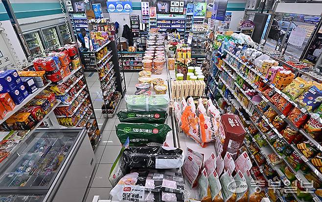 이제는 전국민의 삶에 없어선 안될 장소가 된 '편의점'이 시장 포화와 경기 불황, 이커머스 공세 등의 요인으로 사상 처음으로 점포 수가 줄어드는 역성장 국면에 진입한 가운데 5일 오후 수원시내 한 편의점에서 점주가 매대를 정리하고 있다. 김경민기자