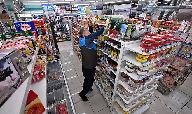 이제는 전국민의 삶에 없어선 안될 장소가 된 '편의점'이 시장 포화와 경기 불황 등의 요인으로 사상 처음으로 점포 수가 줄어드는 역성장 국면에 진입한 가운데 5일 오후 수원시내 한 편의점에서 점주가 매대를 정리하고 있다. 김경민기자