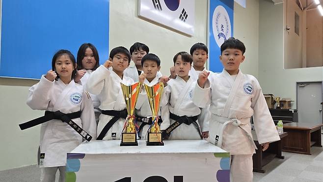 6일 수원 경기도유도회관에서 열린 경기도교육감배 학생유도대회 초등부 단체전서 우승한 의정부시체육회 지역기반 스포츠클럽 선수단이 기념사진을 찍고 있다. 사진=경기도유도회