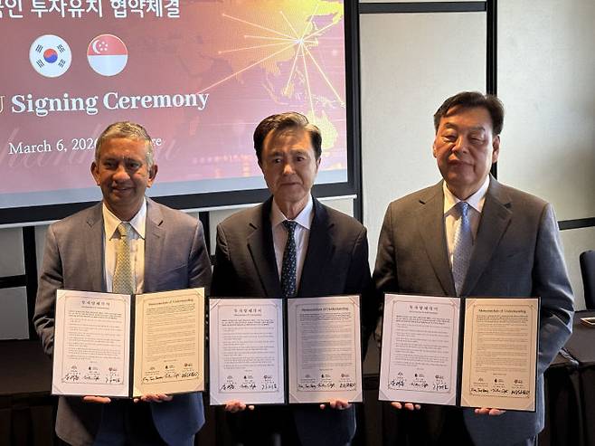 김태흠 충남지사<가운데>가 6일 열린 외국인 투자유치 협약식에 참석해 뷔나그룹과 1조 원 규모의 협약을 체결했다. /사진=오현민 기자