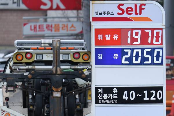 &nbsp;정부가 국제유가 상승 국면을 틈탄 가격 담합이나 매점매석 등 불법 행위에 대해 엄정 단속에 나서겠다고 밝힌 가운데 서울 휘발유와 경유 가격이 1천900원대를 넘어섰다. 6일 한국석유공사 유가정보시스템 오피넷에 따르면 이날 오전 9시 기준 전국&nbsp;주유소&nbsp;평균 휘발유 가격은 L당 1천856.3원으로 전날보다 22.0원 상승했다. 사진은 이날 서울 시내&nbsp;주유소&nbsp;모습.&nbsp; 연합뉴스&nbsp;