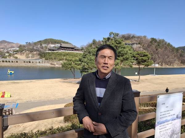 영남루를 배경으로 자세를 취한 손기복 국장 얼굴이 환해졌다. 연합회 출범 후 영남루에서 매년 4월~11월 중에 주말마다 무형유산 상설공연을 하고 있다. /이일균 기자