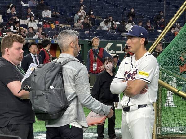 유명 방송인 스테판 넬슨과 대화하는 위트컴(사진=더게이트 배지헌 기자)