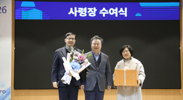 박석회 에코프로씨엔지 대표(왼쪽)와 부인 강정숙 씨(오른쪽)가 올 1월 에코프로 시무식에서 열린 승진 임명장 수여식에서 이동채 에코프로 창업주와 기념사진을 촬영하고 있다. [출처=에코프로]