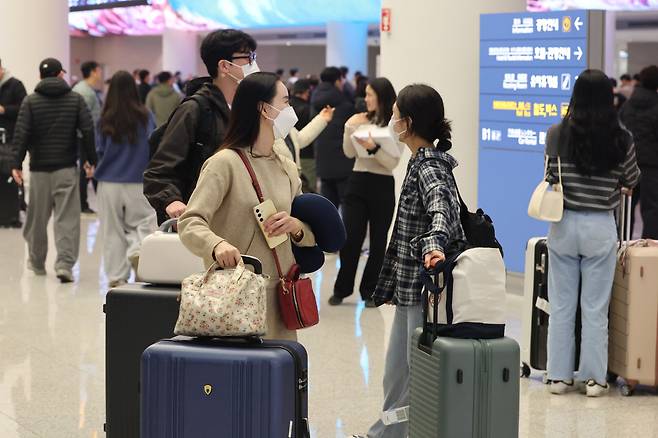 중동을 방문했다 귀국한 여행객들이 5일 인천국제공항을 통해 귀국하고 있다.(연합뉴스)