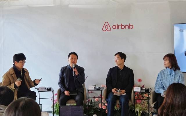 에어비앤비 ‘대한민국 방방곡곡 지역에 머물게 하는 공간·콘텐츠·사람’ 비전 포럼에 참석한 정성갑 갤러리 클립 대표(왼쪽부터), 양경수 한국관광공사 국민관광본부장, 유현준 건축가, 서가연 에어비앤비 코리아 컨트리 매니저가 논의를 펼치고 있다. (신단아 기자)