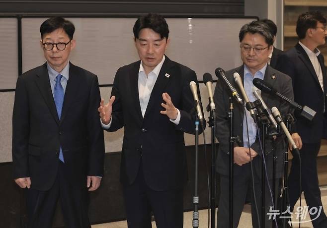 강훈식 대통령비서실장이 12일 인천국제공항 제2여객터미널에서 미국 이민 당국에 체포·구금됐다가 석방된 한국인 근로자들 귀국 관련을 발표하고 있다. 사진=강민석 기자 kms@newsway.co.kr