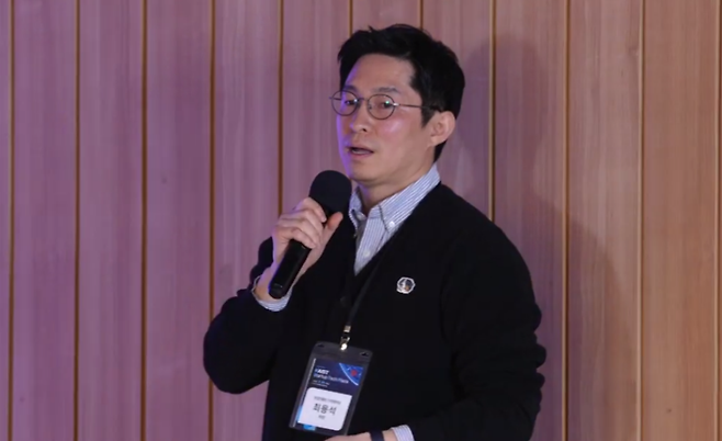 KAIST 스타트업 테크 플라자 현장에서 TIPS 주관 기관인 창업진흥원의 최용석 민관협력실 차장이 TIPS 개편 내용을 설명하고 있다.