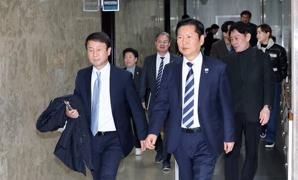 더불어민주당 정청래 대표와 한병도 원내대표가 22일 국회에서 열린 의원총회에 참석하고 있다.&nbsp;민주당은 이날 의총을 통해 정부가 당의 의견을 수렴해 마련한 중수청·공소청 설치법 수정안을 당론으로 채택했다. 2026.2.22. 연합뉴스