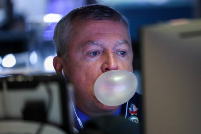 5일(현지시간) 뉴욕 증시 개장 직후, 한 거래자가 뉴욕 증권거래소(NYSE)에서 껌 풍선을 불며 거래를 하고 있다. (사진=AFP)