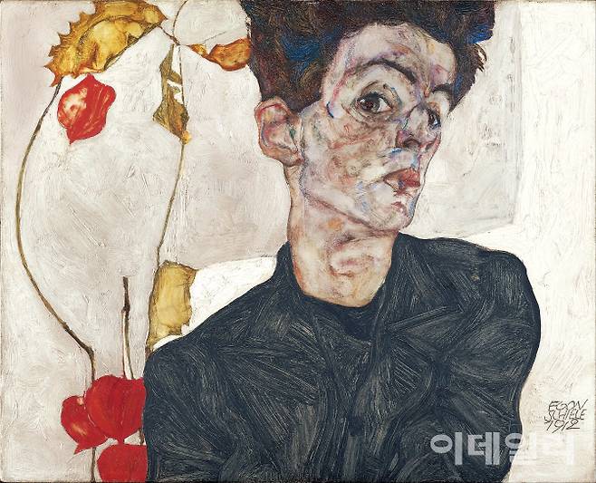 에곤 실레의 ‘꽈리가 있는 자화상’(1912). 날을 잔뜩 세운 선과 선이 캔버스 속 남자를 더욱 날카롭게 빚어내고 있다. 노골적인 성적 욕망, 나체의 몸부림 등으로 유독 자화상을 많이 그린 실레의 대표작이다. 뒤틀리고 깡마른 육체를 만든 그 불안한 선이 실레를 오스트리아 표현주의의 주창자로 꼽게 한다. 1907년 구스타프 클림트를 만나 영향을 받았다. 장식적 에로티시즘, 구상적 왜곡을 접하며 가뜩이나 거침 없던 화면은 더욱 과감해졌다. 하지만 점차 불안·고독·본능 등 인간 내면의 감정에 몰입한 거칠고 적나라한 화풍으로 클림트와는 다른 결을 완성해 갔다. 목판에 오일·불투명안료, 32.2×39.8㎝. 레오폴트미술관(오스트리아 빈) 소장.