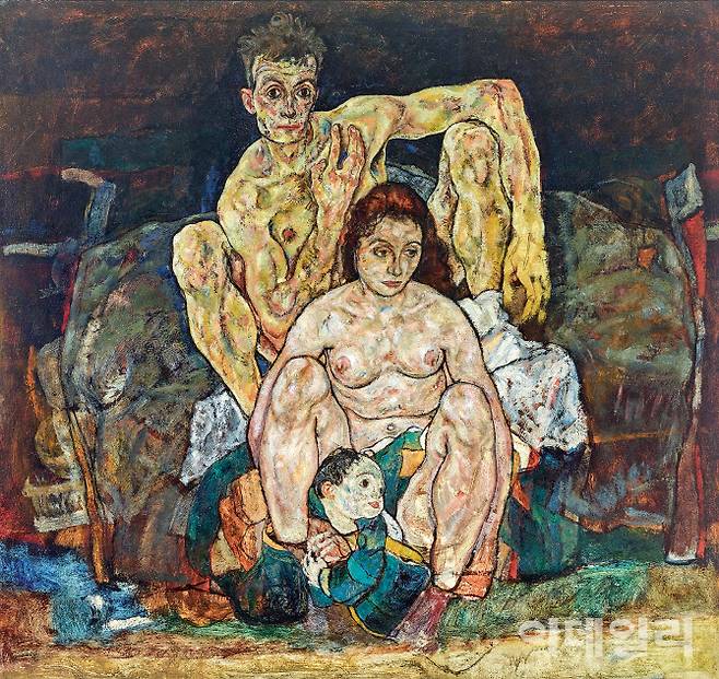 에곤 실레의 ‘가족’(1918). 20대 후반 한층 ‘무뎌진’ 붓끝과 감정선을 내보인 작품이다. 안정적인 삼각구도, 부드럽게 감아낸 색감이 이전 화풍과 크게 달라졌다. 결혼 뒤 그린 가족그림이나 실제와는 다르다. 뒤쪽 남자는 실레 자신이지만 가운데 여인은 아내 역할을 한 모델이다. 또 당시 아내는 임신 중이라 아이는 태어나기도 전이었다. 행복을 바란 가상의 가족그림이려니 여길 순 있겠지만 현실은 그림과 달랐다. 유럽을 휩쓴 스페인독감으로 바로 그해 임신 6개월의 아내가 먼저 세상을 떴고 사흘 뒤 실레도 숨을 거두고 만다. 캔버스에 유채, 152.5×162.5㎝. 벨베데레궁전 미술관(오스트리아 빈) 소장.