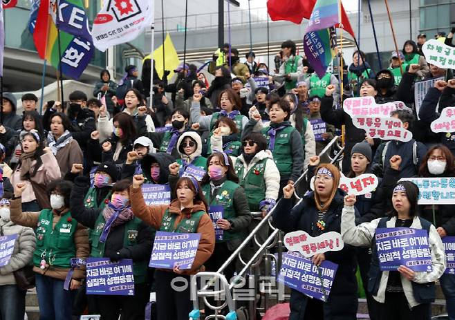 3.8 여성파업조직위원회 회원들이 국제여성의날을 앞둔 6일 서울 중구 서울역광장에서 여성파업대회를 하고 있다. (사진=김태형 기자)