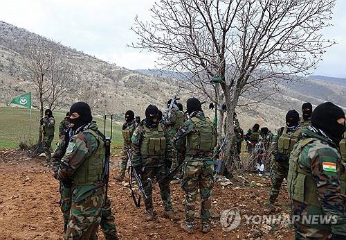 지난 2월 12일 이라크 아르빌 외곽의 한 기지에서 이란계 쿠르드족 정당인 쿠르드자유당(PAK) 소속 전사들이 훈련하는 모습 〈사진=로이터 / 연합뉴스〉