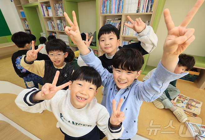 지난 3일 경기 시흥시 검바위초등학교 거점형 아이누리 돌봄센터에서 학생들이 실내활동을 하고 있다. 검바위초등학교의 거점형 아이누리 돌봄센터는 검바위초 학생들뿐만 아니라 인근 학교 학생들까지 수용해 저녁 8시까지 돌봄과 양질의 프로그램을 학생들에게 제공한다. 2026.3.6 ⓒ 뉴스1 이호윤 기자