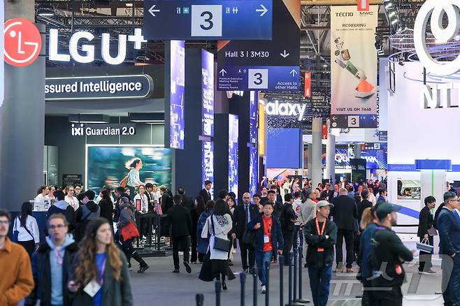 2일(현지시간) 스페인 바르셀로나 피라 그란 비아 전시장에서 열린 '모바일 월드 콩그레스(MWC)2026'을 찾은 관람객들로 붐비고 있다. 2026.3.2 ⓒ 뉴스1 사진공동취재단